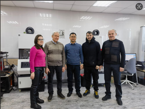 우리의 오래된 고객을 방문하고 새로운 생산 장비 투자를 논의