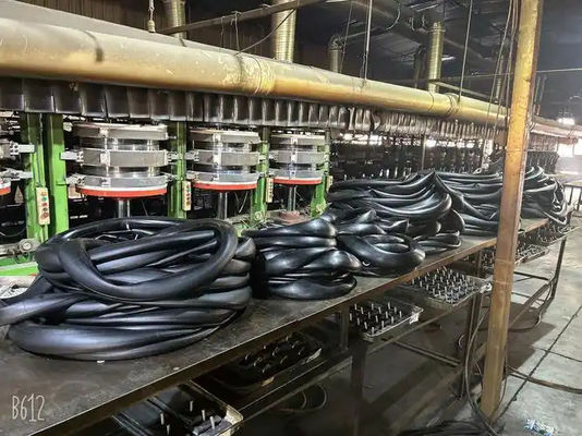 좋은 가격 부틸 고무 및 천연 고무 내장 튜브 경화 기계 모터사이클 내장 튜브 생산 라인 온라인으로