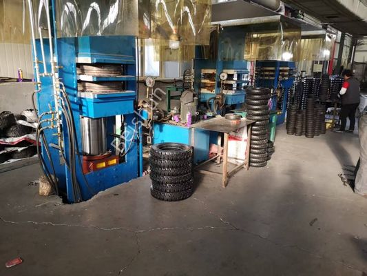 좋은 가격 증기 가열식 고무 농업용 차량 타이어 경화 프레스 기계, 200톤 압력 및 0-999초 가황 시간 온라인으로